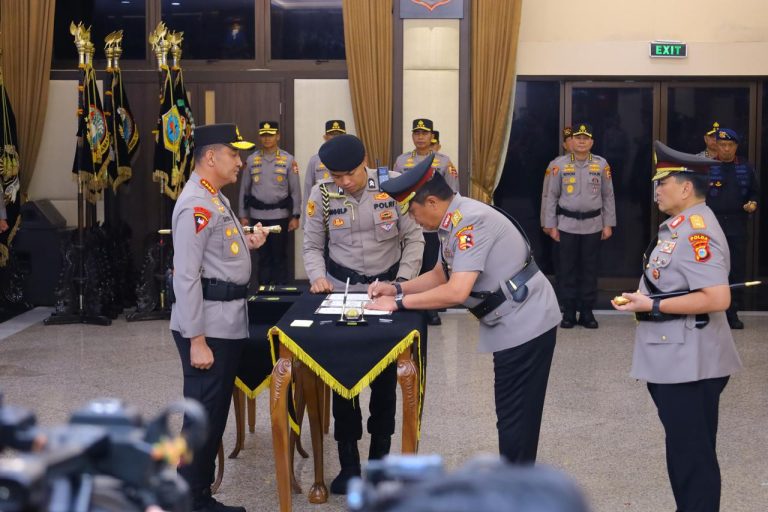 *Kapolri Lantik Irjen Pol. Dr. M. Awal Chairuddin sebagai Kapolda Sulsel Gantikan Irjen Pol. Djuhandhani Rahardjo Puro*
