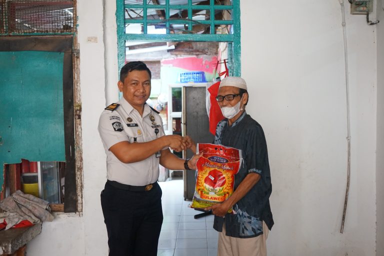LAPAS MAKASSAR SALURKAN 20 PAKET SEMBAKO UNTUK PANTI ASUHAN AL ABRAR