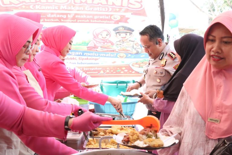 Polres Jeneponto Gelar Program “Kamis Manis” Lewat Aksi Makan Gratis Bersama Warga
